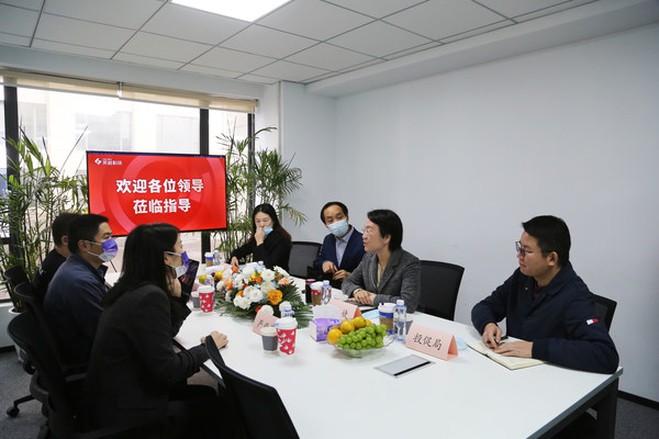 鄭區(qū)長(zhǎng)一行與靈越科技管理人員溝通交流