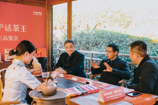 潘行彪（右三）、劉國英（右二）、葉志強（右一）等茶行業(yè)資深專家齊聚武夷山燕子窠，在茶王佳茗的茶香中，共話南北烏龍