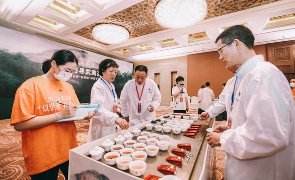 八馬茶業(yè)2022年武夷巖茶“雙世遺”杯茶王賽，專家正在審評茶樣