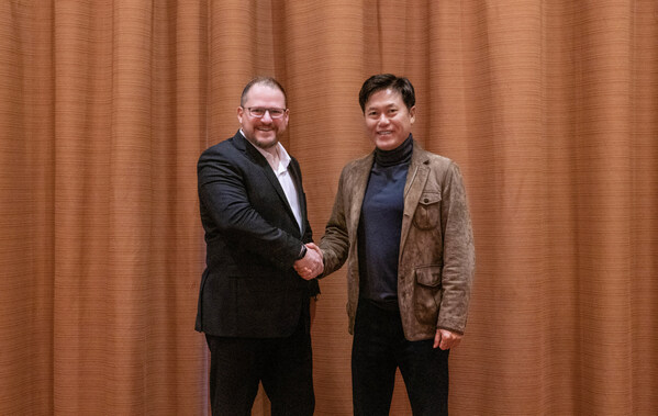 1月4日（美國時間），SK海力士副會長兼聯(lián)合CEO樸正浩（右）與高通公司總裁兼CEO安蒙(Cristiano Amon，左）在CES 2023舉辦地美國拉斯維加斯會面，就加強雙方技術(shù)合作進行探討。