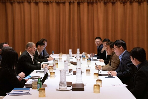 1月4日（美國時間），SK海力士副會長兼聯(lián)合CEO樸正浩（右側(cè)中央）與高通公司總裁兼CEO安蒙(Cristiano Amon，左側(cè)中央）等高層領(lǐng)導(dǎo)在美國拉斯維加斯CES 2023開幕前一天舉行會談，就擴大雙方合作進行探討。