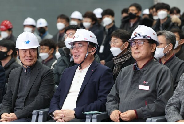 鄭哲東社長(zhǎng)（中）出席在LG Innotek龜尾第四工廠舉行的FC-BGA新工廠設(shè)備引進(jìn)儀式