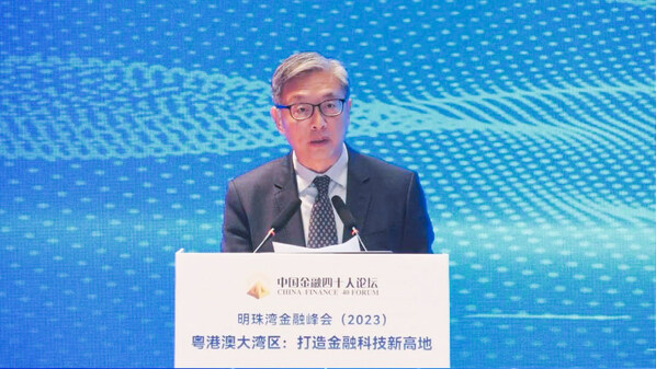 中國金融四十人論壇常務(wù)理事、上海新金融研究院理事長屠光紹發(fā)表致辭
