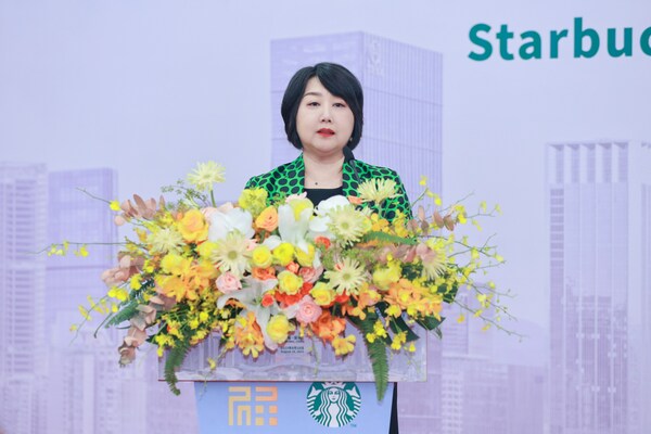 星巴克中國(guó)政府事務(wù)及社會(huì)影響力副總裁竺蕾在簽約儀式上致辭