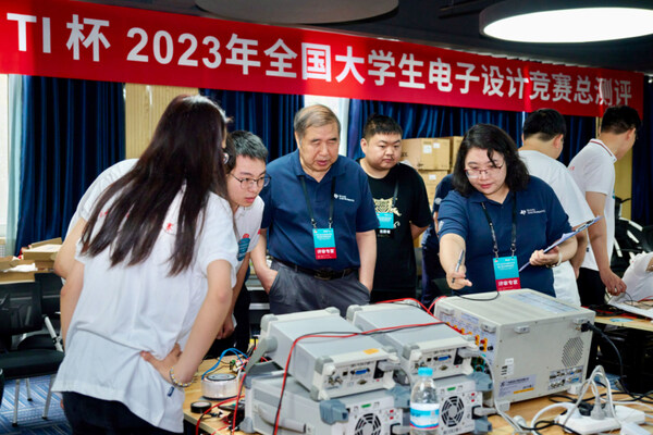 全國大學(xué)生電子競賽專家組進行學(xué)生比賽作品評審
