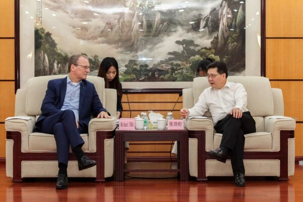TÜV萊茵集團(tuán)首席執(zhí)行官、管理執(zhí)行董事會(huì)主席富筆博士（左）與廣東省商務(wù)廳廳長(zhǎng)張勁松（右）深入交流