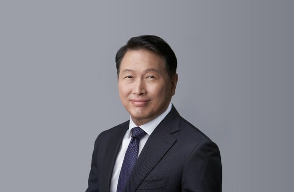 “以今日復(fù)昨日為滯，以明日復(fù)今日為止?！?SK集團(tuán)會(huì)長(zhǎng)崔泰源秉持“無變化則無未來”的信念，自就任之日起全面推進(jìn)“崔泰源式”改革