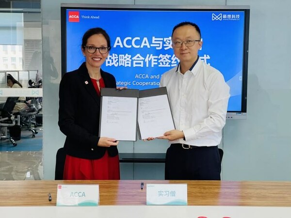 ACCA與實(shí)習(xí)僧戰(zhàn)略合作簽約儀式，左為ACCA市場關(guān)系執(zhí)行總監(jiān)盧曦（Lucia），右為實(shí)習(xí)僧創(chuàng)始人曾舒煜