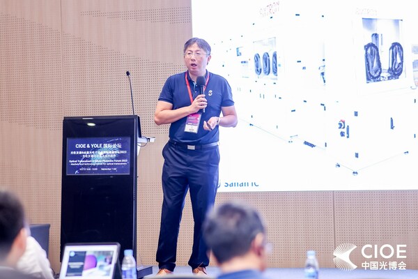 三安集成光技術(shù)事業(yè)部副總王益于2023 CIOE&YOLE國際論壇進(jìn)行技術(shù)分享。