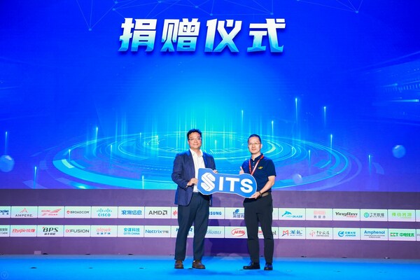 三星電子中國總括（DS）SSD技術(shù)賦能中心總監(jiān)金東建向ODCC捐贈SITS永久使用權(quán)儀式