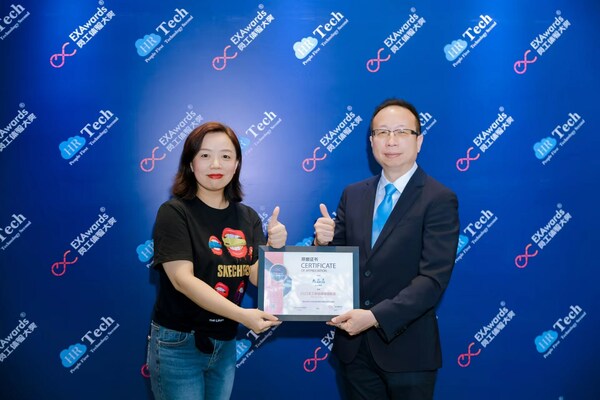 臺(tái)達(dá)榮獲HR Tech China2023員工體驗(yàn)最佳團(tuán)隊(duì)獎(jiǎng)和2023員工關(guān)愛(ài)獎(jiǎng)。圖為Chuhai.tips合伙人員工體驗(yàn)研究院專(zhuān)家顧問(wèn)Maggie Shao（左）為臺(tái)達(dá)中國(guó)人資長(zhǎng)廖哲彥（右）頒獎(jiǎng)。