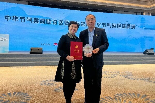 世界中餐業(yè)聯(lián)合會會長邢穎（右）與李錦記中國企業(yè)事務(wù)總監(jiān)賴潔珊在活動現(xiàn)場