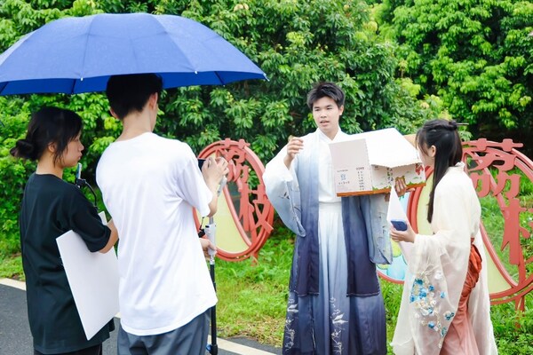 直播達(dá)人在直播平臺(tái)上進(jìn)行增城荔枝銷(xiāo)售