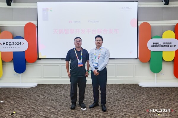 軟通動(dòng)力計(jì)算解決方案部部長孟凱凱（左）、華為云計(jì)算服務(wù)產(chǎn)品部鯤鵬云服務(wù)總監(jiān)左少夫（右）