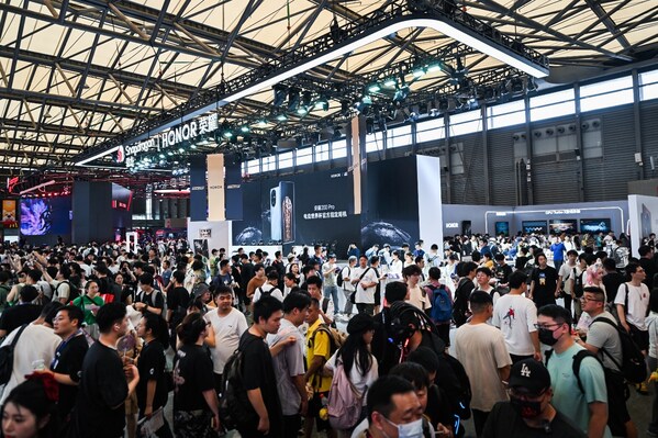 亮相ChinaJoy2024，榮耀以輕薄折疊屏引領(lǐng)游戲體驗(yàn)新風(fēng)潮