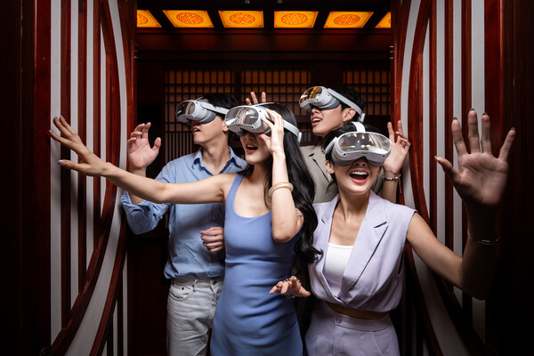VR體驗區(qū)使用了全球領先的VR全感技術、高度擬真的三維建模技術，以及最新的生成式人工智能技術（AIGC），構建出生動逼真的唯美仙界、冰寒雪域、神秘宮殿等奇幻場景，全面調動玩家的五感六覺，讓玩家在實景空間充分代入劇情，在虛實結合中讓玩家的仙界之旅更顯驚險刺激。