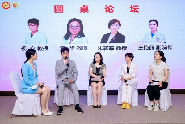 圓桌討論環(huán)節(jié) (左二：鄭州大學第三附屬醫(yī)院婦科副主任、婦二病區(qū)主任楊立；左三：首都醫(yī)科大學附屬北京朝陽醫(yī)院婦產(chǎn)科主任李華；左四：天津市中心婦產(chǎn)科醫(yī)院普婦科主任朱穎軍；左五：陜西省大荔縣婦幼保健院副院長王艷麗）