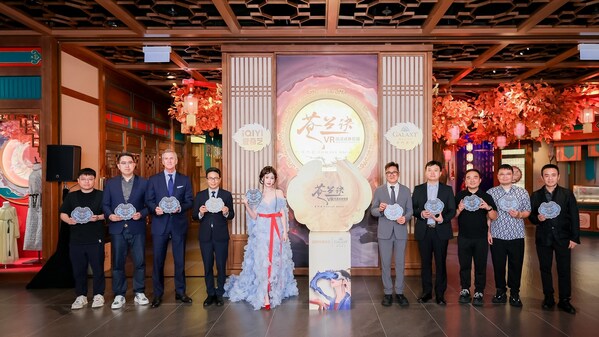 （由左至右）8月9日，恒星引力董事長(zhǎng)王一栩、銀河娛樂(lè)集團(tuán)娛樂(lè)統(tǒng)籌高級(jí)副總裁姜力鐸、銀河娛樂(lè)集團(tuán)首席營(yíng)運(yùn)總監(jiān)—澳門(mén)祁嘉杰、澳門(mén)特別行政區(qū)政府旅游局代局長(zhǎng)程衛(wèi)東、演員虞書(shū)欣、澳門(mén)特別行政區(qū)政府文化局副局長(zhǎng)鄭繼明、愛(ài)奇藝高級(jí)副總裁張航、愛(ài)奇藝高級(jí)副總裁陳瀟、恒星引力總裁張宇成和X-META機(jī)遇時(shí)空董事長(zhǎng)兼CEO胡世輝共同出席「澳門(mén)銀河」《蒼蘭訣》VR沉浸式體驗(yàn)館開(kāi)幕儀式。