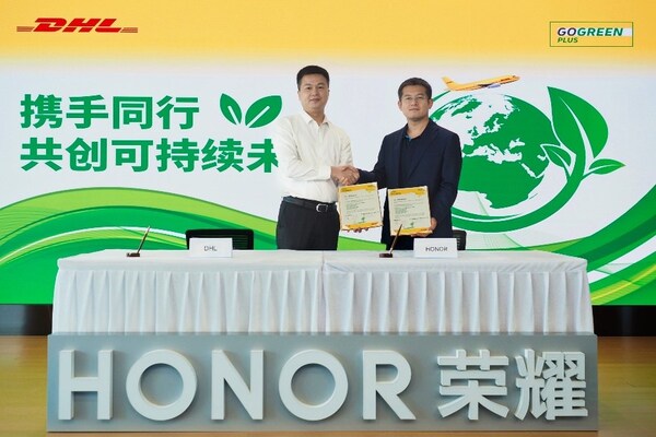 左：DHL快遞中國區(qū)深圳區(qū)域總經(jīng)理謝士平；右：榮耀采購副總裁張健
