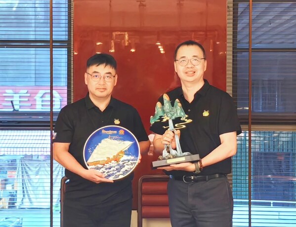 華為云中國(guó)區(qū)副總裁、中國(guó)云銷售伙伴發(fā)展部部長(zhǎng)張達(dá)（左）與軟通動(dòng)力董事黃穎（右）代表雙方企業(yè)互贈(zèng)"同舟共濟(jì)"七周年紀(jì)念禮物