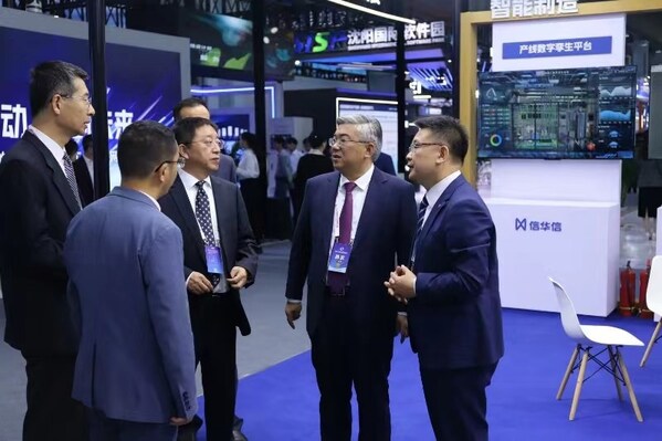 大連市人民政府常務(wù)副市長(zhǎng)邱寶林，遼寧省工業(yè)和信息化廳副廳長(zhǎng)王丹群，大連市工業(yè)和信息化局副局長(zhǎng)段洪濤等領(lǐng)導(dǎo)一行參觀信華信展位