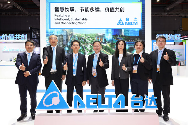 臺達副總裁暨首席可持續(xù)發(fā)展官周志宏先生（中）、中達電通總經(jīng)理宮鴻華先生（左三）、臺達中國可持續(xù)發(fā)展委員會主席吳美慧女士（右三）等多位主管參與進博會，共襄盛舉。