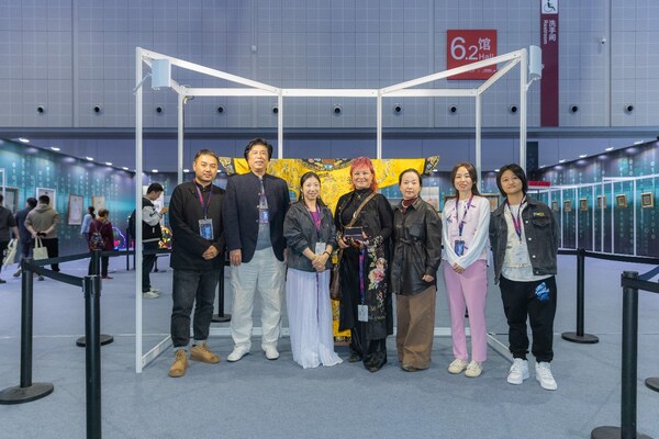 國(guó)寶級(jí)云錦織造宗師金文（左二）、策展人覺(jué)圓老師（左三）、榮海蘭爵士（居中）和其他工作人員現(xiàn)場(chǎng)合影