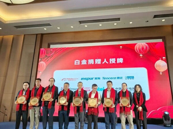 軟通動力高級副總裁、鴻湖萬聯(lián)CMO宋曉偉（左五）領(lǐng)取白金捐贈人證書