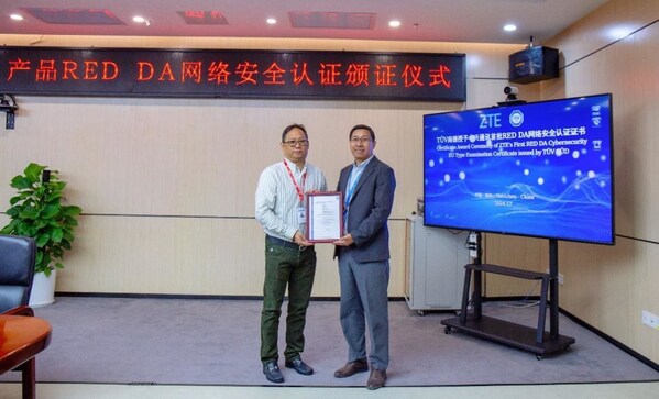 TÜV南德大中華區(qū)消費品服務部高級副總裁陳灝漩先生（左）向中興通訊數(shù)字能源產品經營部規(guī)劃總工張長嶺先生（右）頒發(fā)證書