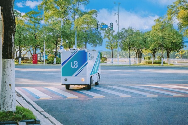 文遠(yuǎn)知行W5無(wú)人物流車在城市開(kāi)放道路運(yùn)營(yíng)