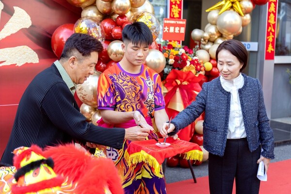 Bossard亞太區(qū)總裁 Robert Ang 先生和柏中廣東公司總經(jīng)理薛泳女士為金獅點(diǎn)睛，慶祝新公司成立。