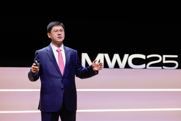 華為高級(jí)副總裁、ICT銷售與服務(wù)總裁李鵬在MWC2025發(fā)表主題演講