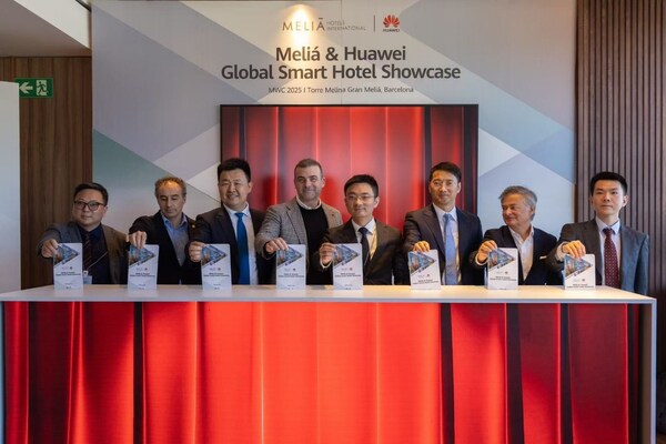 華為ICT Marketing與解決方案銷(xiāo)售副總裁史振鈺、Meliá酒店集團(tuán)技術(shù)總監(jiān)Tomeu Fiol、華為制造與大企業(yè)軍團(tuán)CEO劉超、華為全球企業(yè)網(wǎng)絡(luò)Marketing與解決方案銷(xiāo)售部總裁劉建寧、華為西班牙企業(yè)業(yè)務(wù)總經(jīng)理賀亮、華為西班牙巴塞羅那業(yè)務(wù)部杜聰、Torre Melina Gran Meliá酒店總經(jīng)理Ramón Vidal Castro等嘉賓出席了發(fā)布儀式。