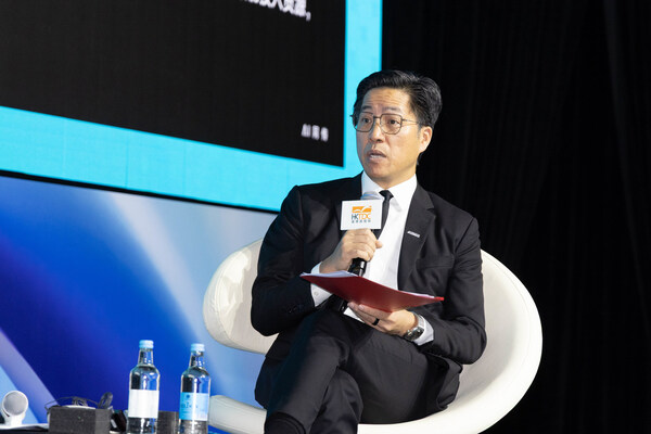 應(yīng)科院署理行政總裁及首席營(yíng)運(yùn)官莊偉泉工程師于“香港特別行政區(qū)政府引進(jìn)重點(diǎn)企業(yè)辦公室呈獻(xiàn)：科技驅(qū)動(dòng)產(chǎn)業(yè)及經(jīng)濟(jì)大會(huì)”上介紹應(yīng)科院的研發(fā)項(xiàng)目，藉此說(shuō)明創(chuàng)新意念如何轉(zhuǎn)化成為可推出市場(chǎng)應(yīng)用的商業(yè)解決方案。