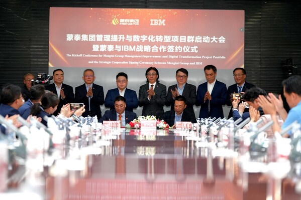前排：IBM 咨詢大中華區(qū)業(yè)務(wù)轉(zhuǎn)型合伙人侯學(xué)明與蒙泰集團(tuán)總裁助理、數(shù)字化管理總架構(gòu)師、管理提升委員會(huì)副主任顏強(qiáng)簽署長(zhǎng)期合作框架協(xié)議 后排右起依次是：IBM咨詢大客戶總監(jiān)、蒙泰客戶負(fù)責(zé)人范慧礡，IBM咨詢工業(yè)金融通信事業(yè)群總經(jīng)理何志強(qiáng)，IBM咨詢交付副總裁李民，IBM咨詢銷售副總裁楊繼剛，蒙泰集團(tuán)副董事長(zhǎng)、執(zhí)行總裁、管理提升與數(shù)字化轉(zhuǎn)型委員會(huì)主任奧博，蒙泰集團(tuán)副總裁康維成，蒙泰集團(tuán)副總裁高占榮，蒙泰集團(tuán)副總裁王玉森