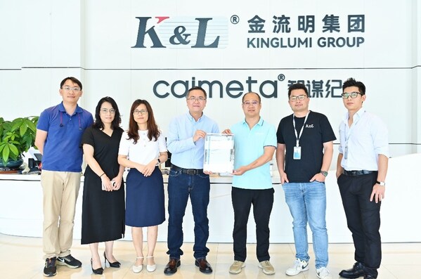 現(xiàn)場頒證合影