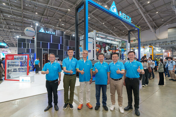 臺(tái)達(dá)亮相COMPUTEX 2025，(右至左)臺(tái)達(dá)電源及系統(tǒng)事業(yè)群總經(jīng)理陳盈源、臺(tái)達(dá)資通訊基礎(chǔ)設(shè)施事業(yè)群總經(jīng)理黃彥文、臺(tái)達(dá)董事長(zhǎng)暨首席執(zhí)行官鄭平、臺(tái)達(dá)電源及零組件事業(yè)范疇執(zhí)行副總裁史文景、臺(tái)達(dá)風(fēng)扇暨熱傳導(dǎo)事業(yè)群總經(jīng)理蔡明熹、臺(tái)達(dá)機(jī)電事業(yè)群副總經(jīng)理巫泉興于展位合影。