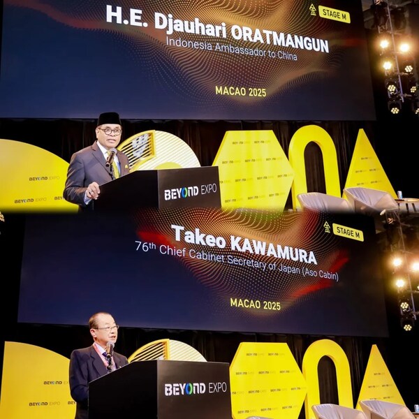 印度尼西亞駐華大使H.E. Djauhari Oratmangun與日本第76任內(nèi)閣官房長官河村建夫