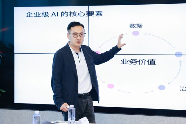 IBM大中華區(qū)技術(shù)銷售總經(jīng)理、首席技術(shù)官 翟峰