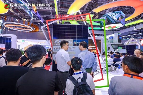 觀眾圍觀國(guó)電投新能源銅柵線異質(zhì)結(jié)760W冠軍組件