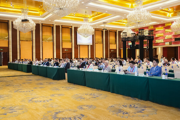 400多位專家與師生圍繞電力電子技術(shù)基礎(chǔ)研究、新型電力系統(tǒng)的發(fā)展與挑戰(zhàn)等主題展開(kāi)探討。