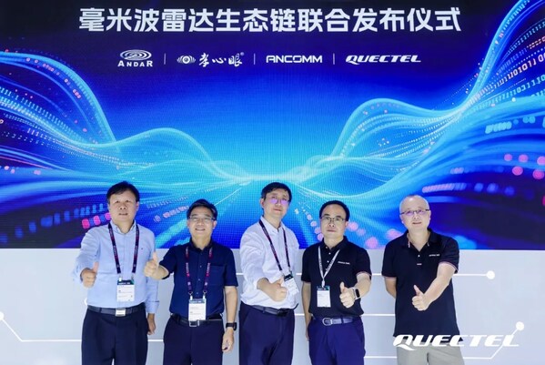 移遠(yuǎn)通信汽車前裝事業(yè)部總經(jīng)理王敏（右二）、杭州岸達(dá)科技副總裁王書楠（左三）、上海點(diǎn)藝CEO張望堅(jiān)（左二）、恩通達(dá)總經(jīng)理黃磊（左一）、移遠(yuǎn)通信產(chǎn)品經(jīng)理張磊（右一）