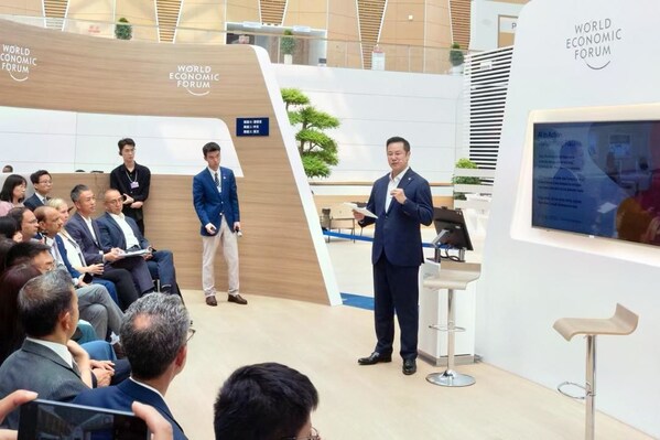 李堯在2025年夏季達沃斯論壇分享醫(yī)藥領(lǐng)域創(chuàng)新見解
