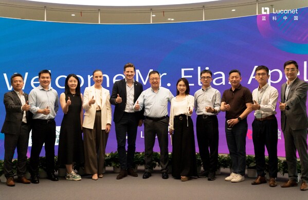 云頂新耀首席運營官-許崇剛（左起第六位） ，藍科全球CEO-Elias Apel（左起第五位），藍科生態(tài)伙伴-冠融CEO Hellen Wang（右起第五位）