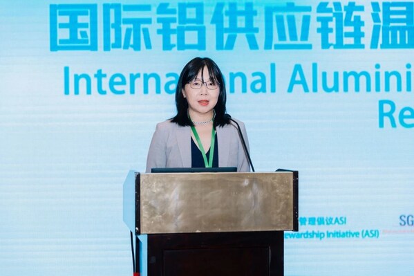 SGS管理與保證事業(yè)群可持續(xù)發(fā)展及供應鏈服務副總監(jiān)李蕾女士在國際鋁供應鏈溫室氣體排放核算與減排路徑交流會上進行開幕致辭