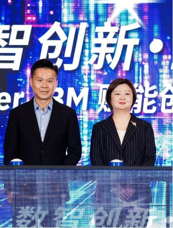 IBM大中華區(qū)董事長、總經(jīng)理陳旭東（左）X-Power總經(jīng)理兼蘇州環(huán)球科技總經(jīng)理黃雅丹（右)