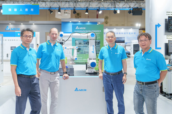 1.臺達機電事業(yè)群劉佳容總經(jīng)理(右二)、EMEA 區(qū)機電事業(yè)群資深總監(jiān)Michael Mayer-Rosa (左二)、智能制造解決方案發(fā)展部楊應(yīng)龍研發(fā)總監(jiān)(右一)、智能制造軟件新事業(yè)發(fā)展部陳鴻輝處長于自動化展上介紹臺達亮點方案。