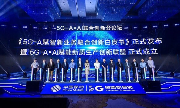 移遠通信副總經理劉明輝（左二）參與聯(lián)合發(fā)布